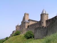 Carcassonne - 31 & 37 - Au fond le chateau comtal et la Tour Pinte, a droite la Tour de la Justice.jpg