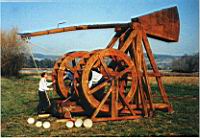 Mangonneau a roues de carrier, a Castelmoron (photo R. Beffeyte)(tire du livre de R. Beffeyte).jpg