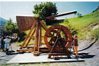 Mangonneau a roues de carrier, chateau de La Batiaz, a Martigny en Suisse (photo G. A. Cretton)(tire du livre de R. Beffeyte).jpg