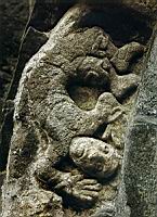 France,_Haute-Loire,_Chamalieres-sur-Loire,_Eglise_St-Gilles,_Voussure_du_portail,_Homme_au_corps_contorsionne